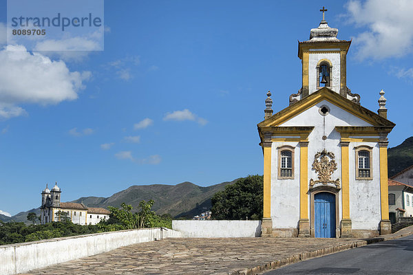 Kirche Nossa Senhora das Merces e Misericordia in der Altstadt von Ouro Preto  UNESCO-Weltkulturerbe  Kirche Sao Francisco da Paula hinten