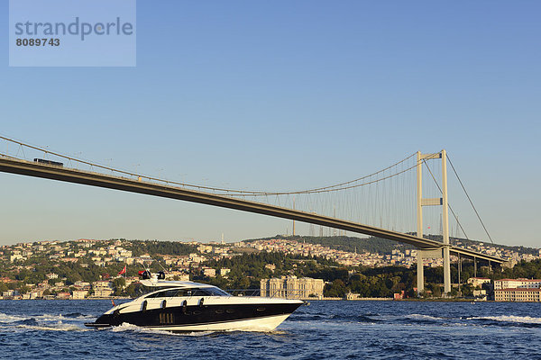 Motoryacht auf Bosporus  Bosporus-Brücke und Beylerbeyi-Palast am asiatischen Ufer  von Ortaköy aus gesehen