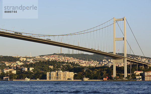 Bosporus-Brücke und Beylerbeyi-Palast am asiatischen Ufer  von Ortaköy aus gesehen