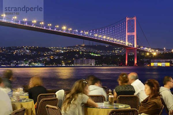 Restaurant am Bosporus mit Bosporus-Brücke  asiatisches Ufer  von Ortaköy aus gesehen