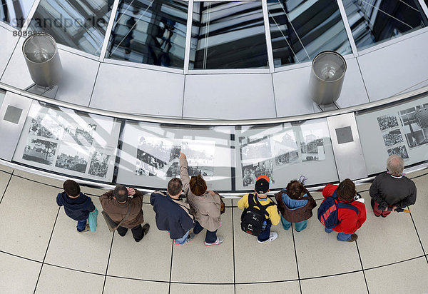 Besucher betrachten Ausstellung im Innenraum der Reichstagskuppel  Reichstagsgebäude  Deutscher Bundestag  Architekt Sir Norman Foster