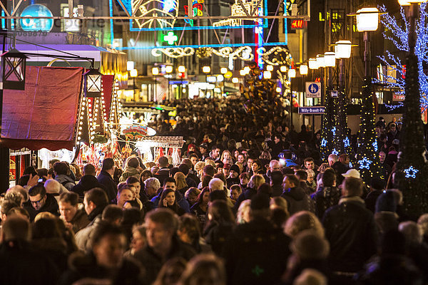 Menschenmengen drängen sich zwischen Geschäften und Weihnachtsmarkt-Ständen  Fußgängerzone in der Essener Innenstadt