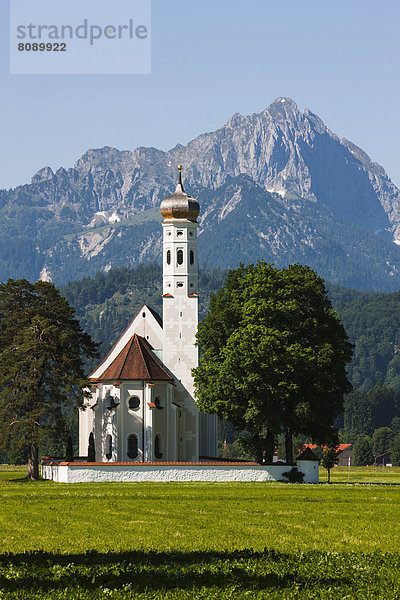 Barockkirche Sankt Coloman  dahinter die Tannheimer Berge