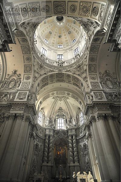 Kuppel mit Altar der Theatinerkirche  italienischer Spätbarock  1675 geweiht