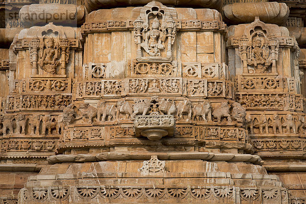 Skulpturenschmuck  an der Basis des Kirti Stambha  Siegesturm der Jainas  erbaut zu Ehren des ersten Jain-Tirthankaras Adinath  Festungsberg Chittorgarh