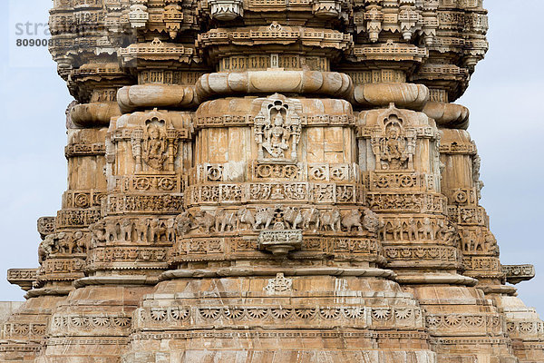 Skulpturenschmuck  an der Basis des Kirti Stambha  Siegesturm der Jainas  erbaut zu Ehren des ersten Jain-Tirthankaras Adinath  Festungsberg Chittorgarh