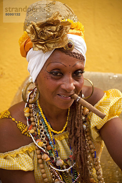 Senora Habana  eine Priesterin der afro-kubanischen Santeria oder Santera  mit Zigarre