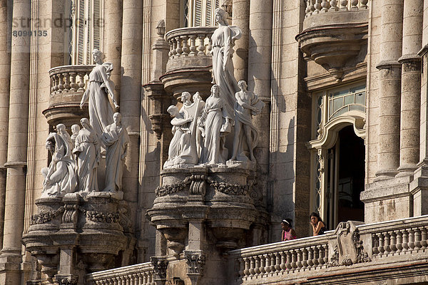 Statuen und Balkon mit Besuchern an der Fassade des Theater Gran Teatro de La Habana