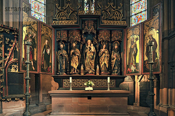 Geschnitzter Hochaltar im Chor  romanische Marienkirche