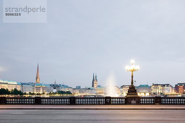 Lombardsbrücke  Jungfernstieg und Nikolaikirche  Hamburg  Deutschland  Europa