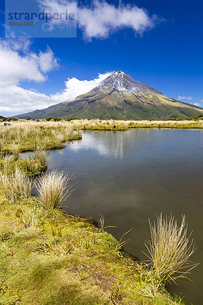 Bergsee mit dem Vulkan Mount Taranaki