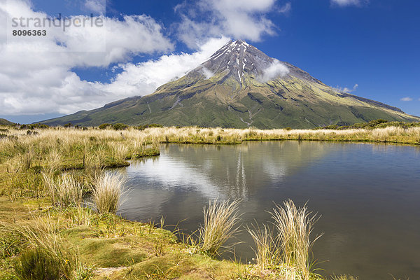 Bergsee mit dem Vulkan Mount Taranaki