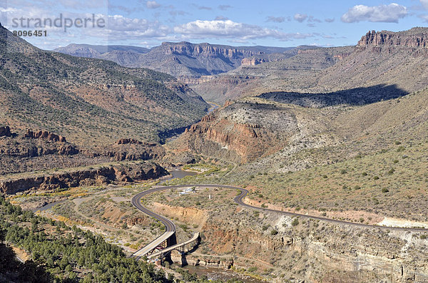 Tal des Salt River Canyon mit Highway 60 und Brücken