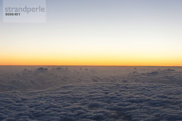 Luftbild  Sonnenaufgang  Morgenrot über Wolkenmeer