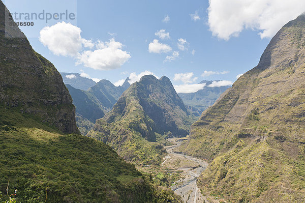 Steile Berge  Gebirgstal mit Fluss Rivière des Galets