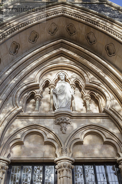 Detailansicht des Haupteingangs der Southwark Cathedral