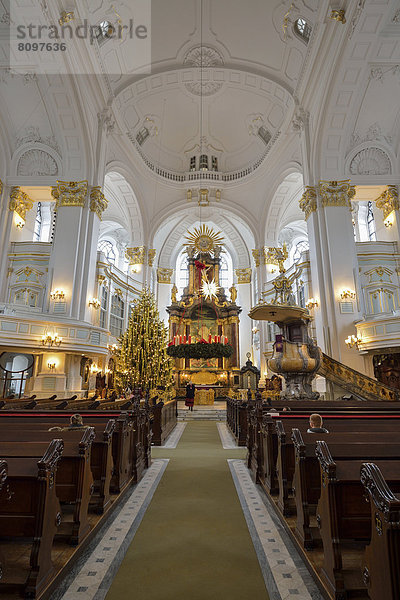 Innenansicht der Kirche St. Michaelis  Michel  zur Weihnachtszeit