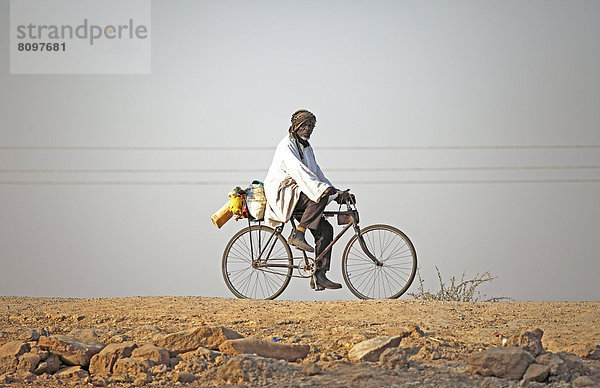 Einheimischer Radfahrer auf dem Maga-Damm