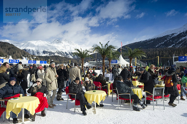 Menschen auf dem zugefrorenen St. Moritzersee  White Turf Pferderennen 2013