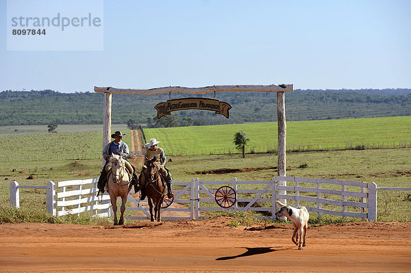 Zwei Reiter  Cowboys  am Eingang zur Fazenda eines Großgrundbesitzers