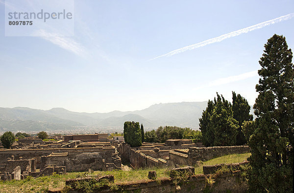 Ruinen vom Pompeji  hinten Monti Lattari