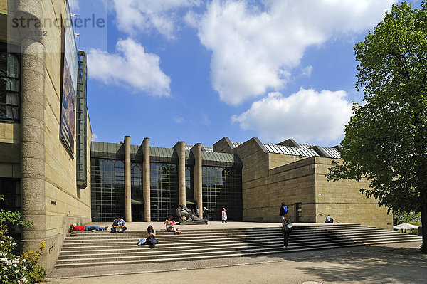 Haupteingang der Neuen Pinakothek mit Besuchern auf der Treppe