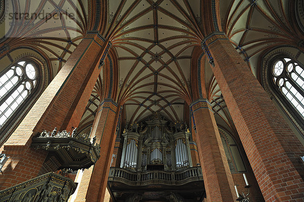 Deckengewölbe mit Säulen  in der Mitte der barocke Orgelprospekt
