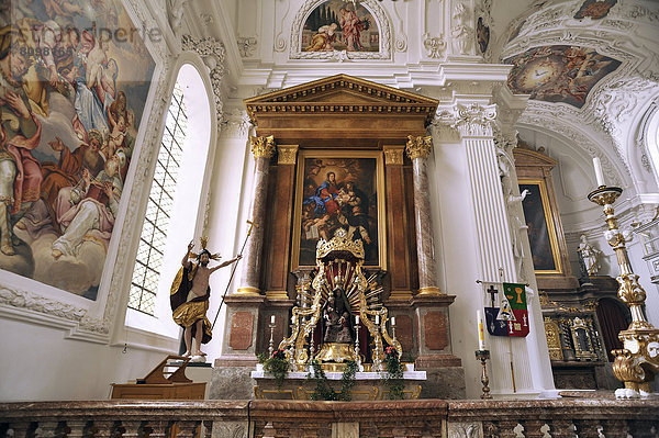 Marienaltar mit Altarbild  1691-92  Rosenkranz-Spende von Georg Asam  in der barocken Pfarrkirche St. Quirinus