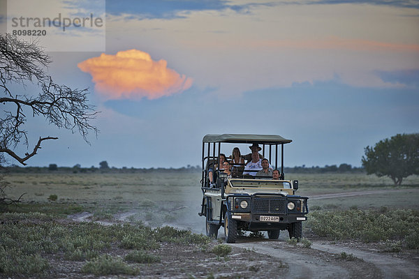 Touristen im Geldändewagen  Central Kalahari Game Reserve  Botswana  Südafrika  Afrika