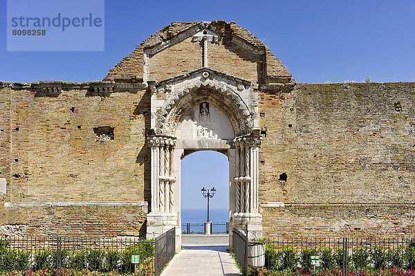 Portal  Fragment der Kirche Chiesa di San Pietro  anno 829  Durchblick auf die Adria