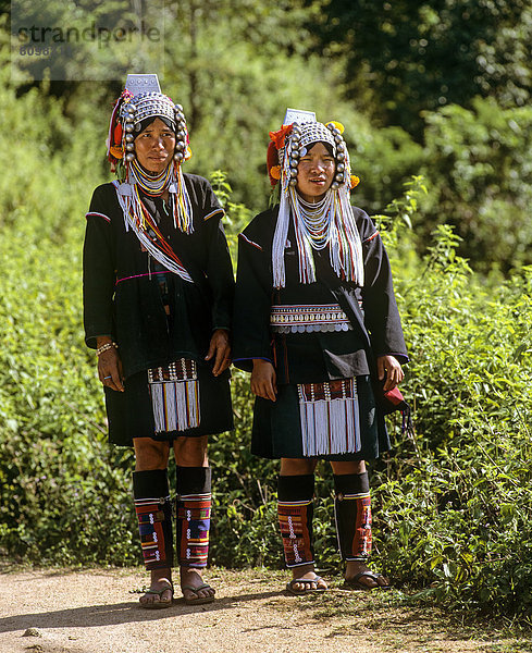 Akha-Frauen in einem Bergdorf mit traditioneller Kleidung und Kopfbedeckung  ´