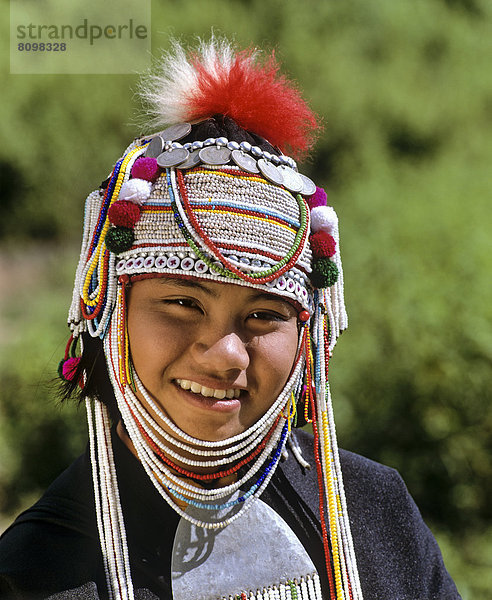 Akha-Mädchen mit traditioneller Kleidung und Kopfbedeckung  Portrait