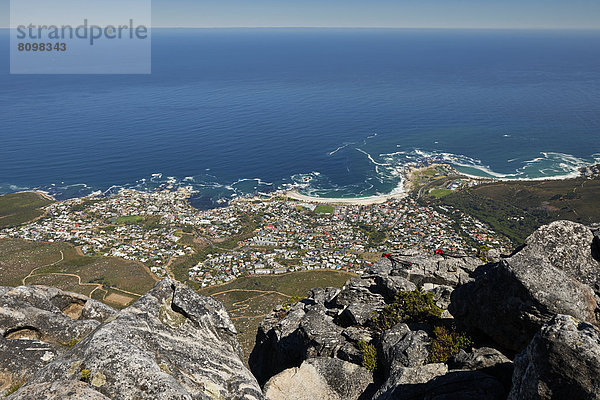 Blick vom Tafelberg auf Camps Bay  Kapstadt  Westkap  Südafrika  Afrika