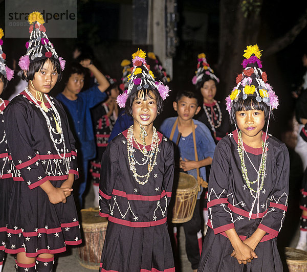 Lahu-Mädchen in einem Bergdorf mit traditioneller Kleidung und Kopfbedeckung  Tanz zum Erntedankfest