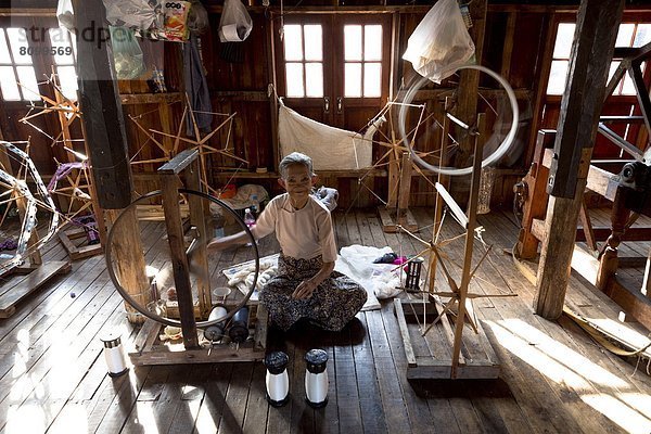 Frau  herumwirbeln  Dorf  Fabrikgebäude  Südostasien  Myanmar  Inle See  Seide