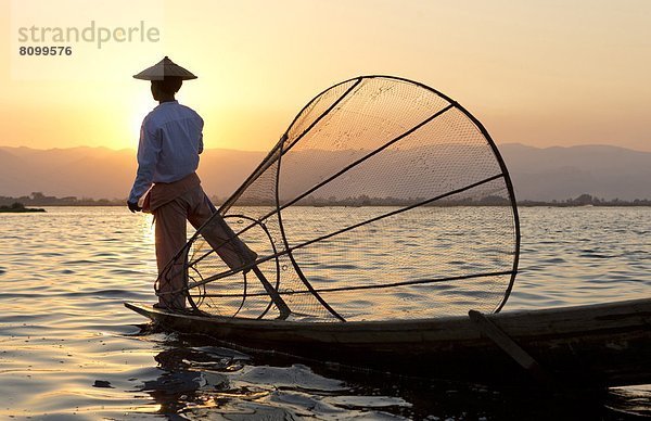 kegelförmig Kegel benutzen Gehhilfe Fisch Pisces Tradition Sonnenuntergang über strecken See Netz Rudern Fischer Bambus Südostasien Myanmar Inle See