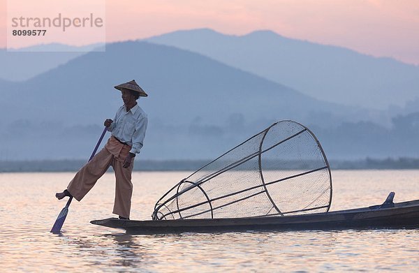 kegelförmig Kegel benutzen Gehhilfe Fisch Pisces Tradition über strecken Morgendämmerung See Netz Rudern Fischer Bambus Südostasien Myanmar Inle See