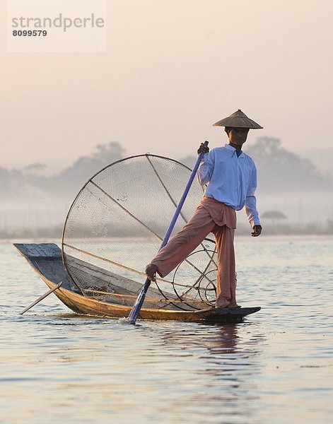 kegelförmig Kegel benutzen Gehhilfe Fisch Pisces Tradition über strecken Morgendämmerung See Netz Rudern Fischer Bambus Südostasien Myanmar Inle See