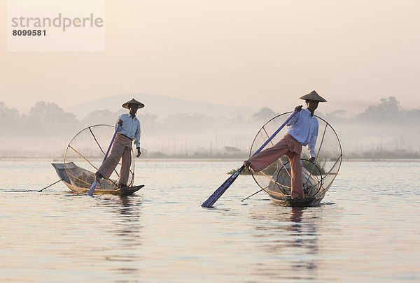 kegelförmig Kegel benutzen Gehhilfe Fisch Pisces Tradition über strecken Morgendämmerung See Netz Rudern Fischer Bambus Südostasien Myanmar Inle See