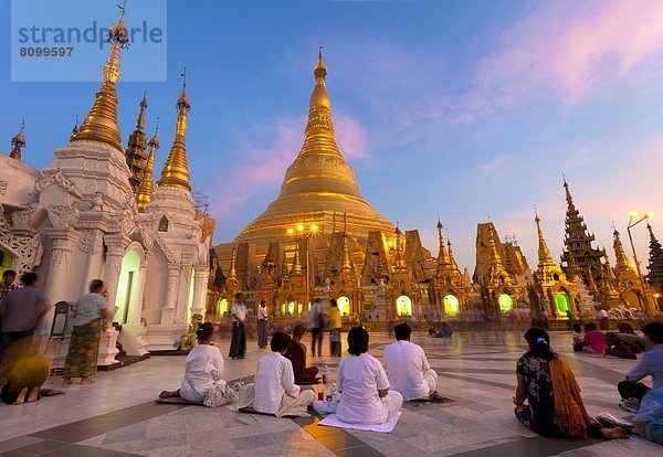 Gebet  fünfstöckig  Buddhismus  Myanmar  Asien  Abenddämmerung  Pagode
