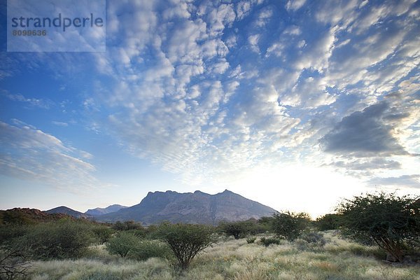 leer  Berg  Morgen  Himmel  Landschaft  dramatisch  früh  Ansicht  unterhalb  Namibia  Afrika  Öde  Sandstein