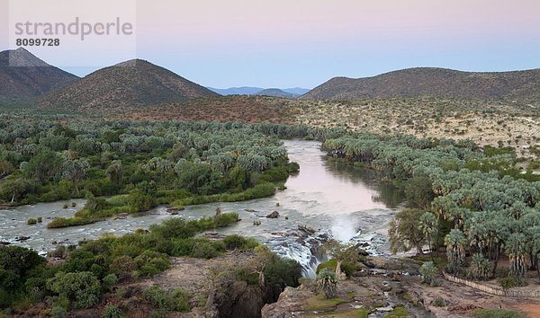 zwischen  inmitten  mitten  fallen  fallend  fällt  Fluss  Namibia  Afrika  Angola  Grenze  Kunene