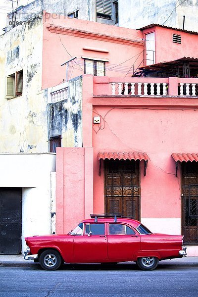 Havanna  Hauptstadt  Auto  Straße  Retro  parken  amerikanisch  rot  Westindische Inseln  Mittelamerika  Centro  Kuba