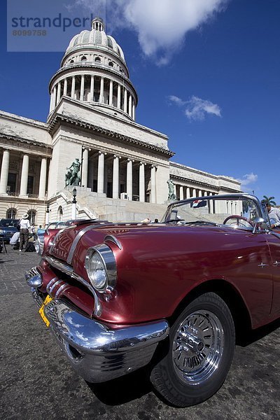 Havanna  Hauptstadt  Auto  Retro  Gegenteil  parken  amerikanisch  rot  Westindische Inseln  Mittelamerika  Capitolio  Kuba