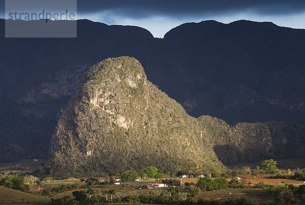 beleuchtet  zeigen  Berg  schattig  Sturm  Hotel  Westindische Inseln  Mittelamerika  1  UNESCO-Welterbe  Pinar Del Rio  Viñales  Kuba  Kalkstein  Sonne  Wetter