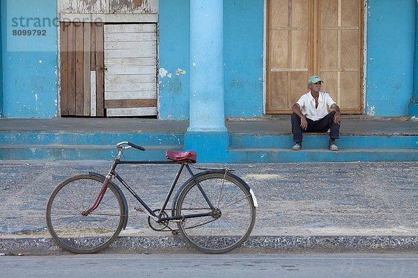 Stufe  hoch  oben  Außenaufnahme  Mann  Gebäude  Westindische Inseln  Mittelamerika  Fahrrad  Rad  angelehnt  Pinar Del Rio  Viñales  Kuba  alt