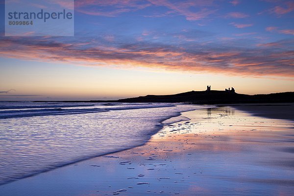 entfernt  Farbaufnahme  Farbe  sehen  Palast  Schloß  Schlösser  nass  Großbritannien  Silhouette  Himmel  Sonnenaufgang  Spiegelung  Meer  Ruine  Sand  lebhaft  Bucht  England  Northumberland