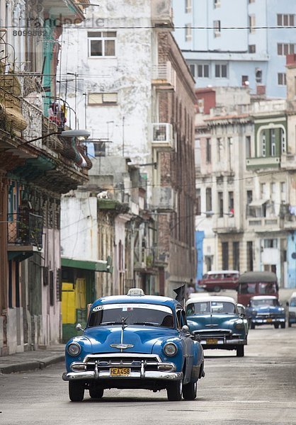 Havanna  Hauptstadt  gebraucht  Auto  fahren  Hektik  Druck  hektisch  Retro  amerikanisch  Taxi  Westindische Inseln  Mittelamerika  Nachmittag  Allee  Kuba  Stunde