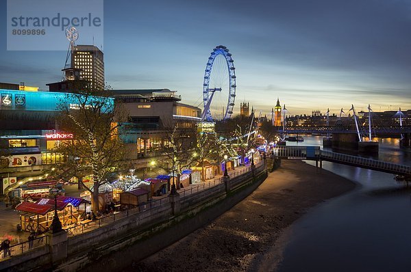 hinter  Europa  Großbritannien  Gebäude  London  Hauptstadt  Parlamentsgebäude  groß  großes  großer  große  großen  Weihnachten  Big Ben  Bank  Kreditinstitut  Banken  Abenddämmerung  England  Markt  Süden