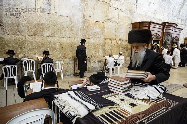 Jerusalem  Hauptstadt  weinen  Mensch  Menschen  Wand  Großstadt  Gebet  Naher Osten  Judentum  russisch orthodox  russisch-orthodox  Israel  alt  Synagoge